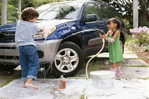 Дети моют машину
